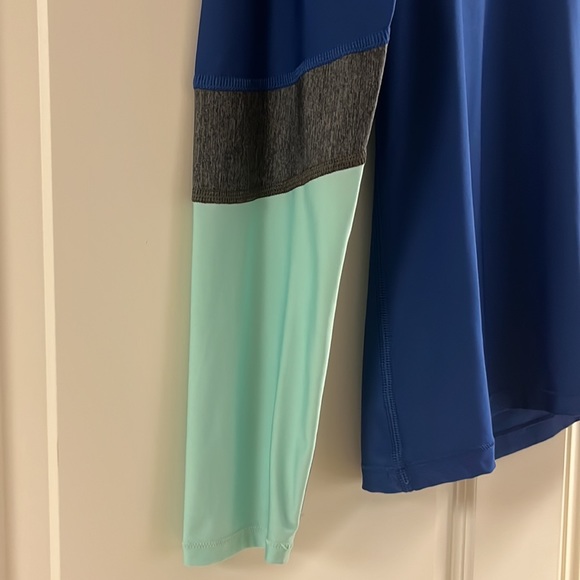 Under Armor Long Sleeve Dark Blue Athletic Top With Color Block Sleeves - Picture 2 of 3